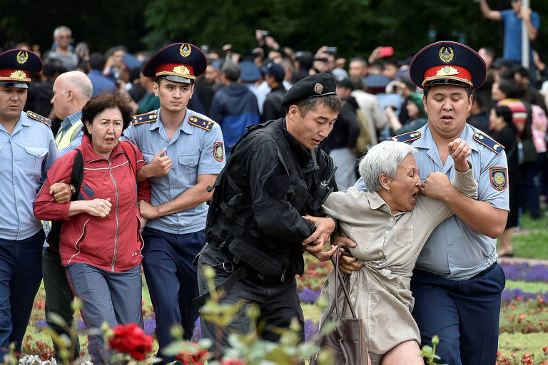 Centenas de manifestantes são presos durante eleição presidencial no Cazaquistão