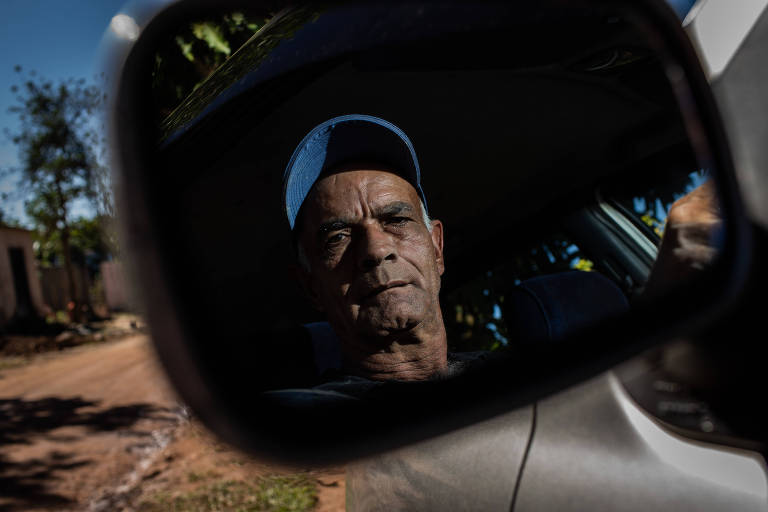 José Custódio Sabino, 62, com o carro que comprou com o dinheiro da indenização da Vale, após a tragédia de Brumadinho