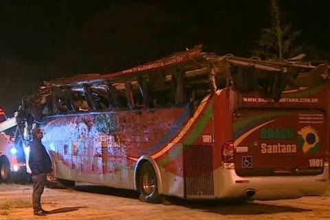Ãnibus que sofreu acidente na região de Campos do Jordão, em SP