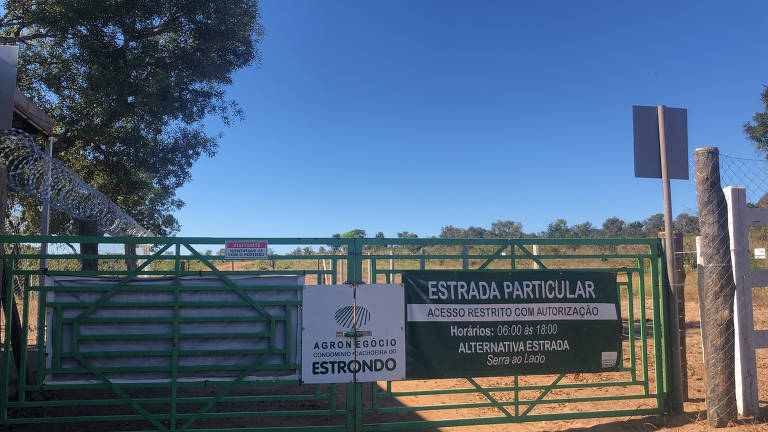 Estrada fechada pela fazenda Estrondo próxima à comunidade Aldeia, em Formosa do Rio Preto (BA)