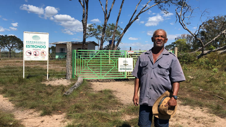 Agricultor Guilherme Ferreira de Souza, 63, diante de guarita da fazenda Estrondo, instalada na comunidade Aldeia, em Formosa do Rio Preto