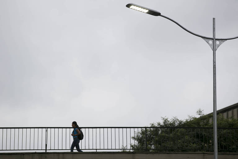 Poste de LED próximos ao viaduto Santa Generosa