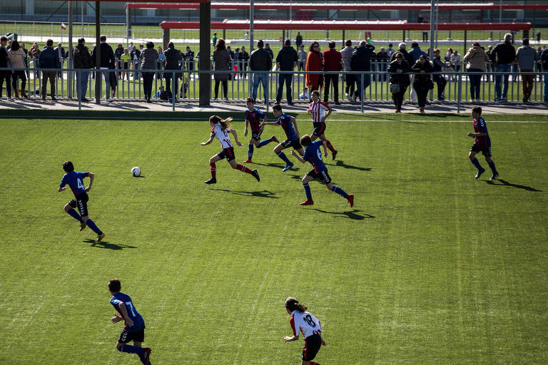 Jogo das garotas do Athletic Bilbao contra uma equipe de meninos na Espanha