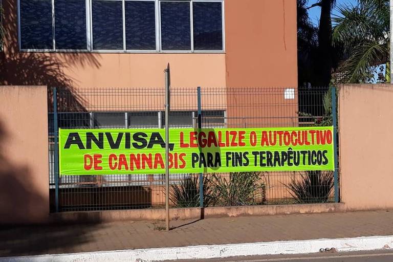 Faixa em frente à sede da Anvisa, em Brasília, pede regulação do cultivo de cannabis