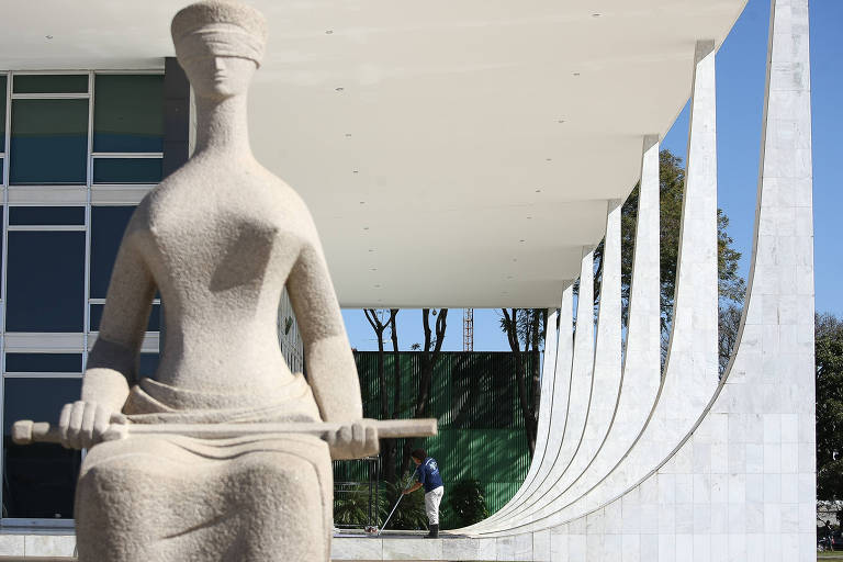 Estátua da Justiça em frente ao prédio do STF, em Brasília
