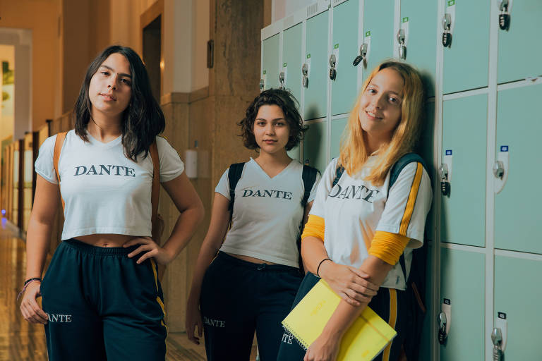 Catharina de Morais 17, Maria Clara Nascentes, 17, e Alessandra Maranca, 17, estudantes da escola Dante Alighieri, apoiadas nos armários da escola com mochilas nas costas.