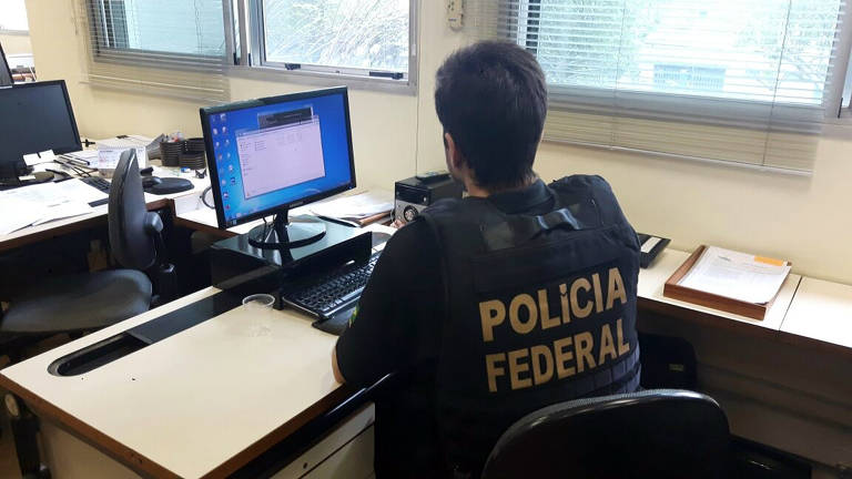 A PF prendeu quatro pessoas suspeitas de invadir a conta do Telegram de procuradores e outras autoridades; ainda não foi anunciada nenhuma investigação oficial sobre o teor das conversas, ou seja, que apure se houve comportamento inadequado da Procuradoria ou de Moro