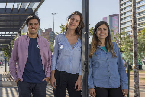 SÃO PAULO, SP, 31.08.2017 - Renan Ferreirinha, Tabata Amaral e Ligia Stocche, diretores do Movimento Mapa Educação, posam para foto no Largo de Pinheiros, em São Paulo (SP). (Foto: Renato Stockler)