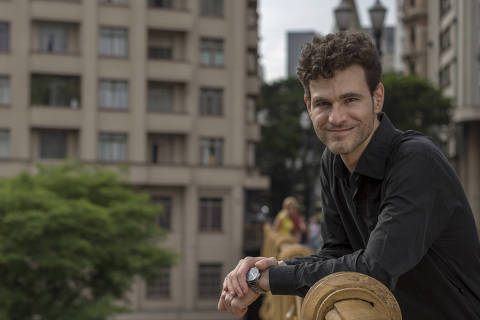 SAO PAULO, SP - 09 NOVEMBRO: O cientista politico Sergio Andrade posa para foto no centro de Sao Paulo, em Sao Paulo, em 09 de novembro de 2015. Sergio e criador do Agenda Publica, uma organizacao social que visa implementar politicas publicas atraves da fomentacao de apoio tecnico e criativo dentro das prefeituras e dos municipios de todo o Brasil. (Foto: Na Lata)******PREMIO EMPREENDEDOR SOCIAL 2015******