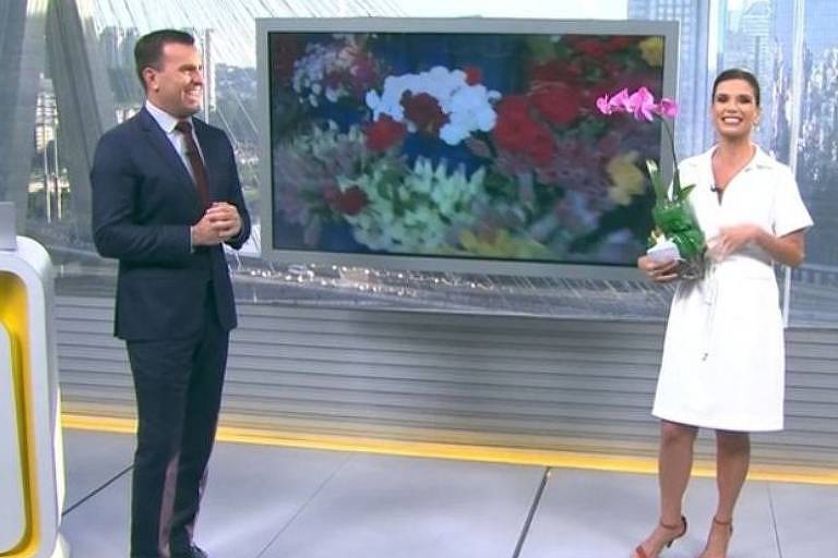Sabina Simonato recebe flores ao vivo