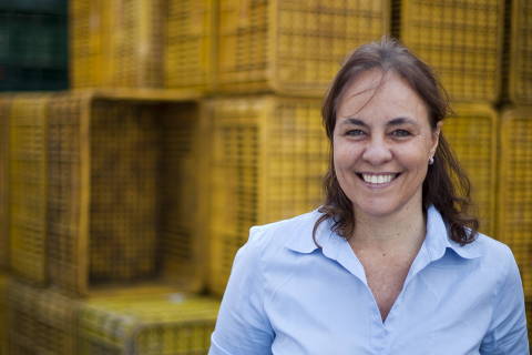 SAO PAULO, SP - 09 DE AGOSTO: A economista Luciana Chinaglia Quintao posa para foto , em 09 de agosto de 2011. Luciana e coordenadora da Organizacao nao-governamental Banco de Alimentos. Combate o desperdicio de alimentos e minimiza os efeitos da fome, por meio da colheita urbana de alimentos (sobras de comercializacao e excedentes de producao, ainda dentro da validade) que seriam descartados. Ao mesmo tempo prove educacao e conscientizacao sobre manipulacao de alimentos, aproveitamento integral econsumo adequado de nutrientes, calorias etc. (Foto: Na Lata)