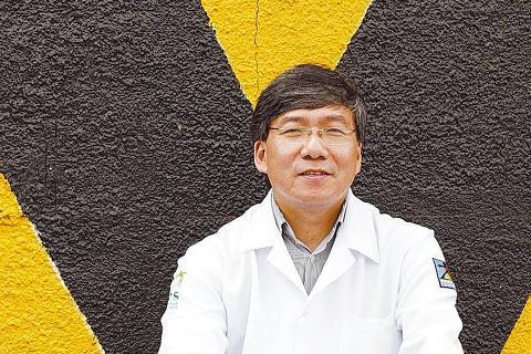 ORG XMIT: 321601_0.tif SÃO PAULO, SP, BRASIL, 23-08-2010: O médico gastroenterologista Roberto Kikawa posa para foto em consultório Oftalmológico, em São Paulo (SP); ele é mentor de um modelo inovador de gestão compartilhada da saúde, com a maior carreta de atendimento médico móvel do mundo. Roberto, criador do Projeto Cies, é vencedor da sexta edição do Prêmio Empreendedor Social 2010, da Folha de S.Paulo, e da Fundação Schwab. (Foto: Renato Stockler/Na Lata)