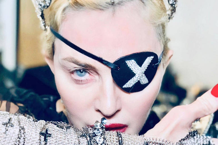 Em novo show, Madonna mostra que ainda corre riscos