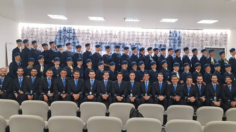 Foto de turma de Comissários de voo contratados pela Azul Linhas Aéreas que trabalhavam na Avianca Brasil