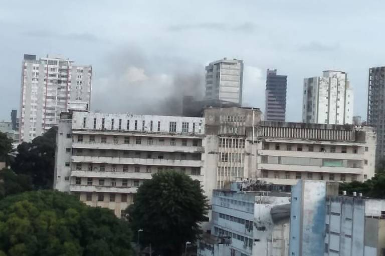Fumaça é vista após incêndio em prédio de hospital universitário da Bahia