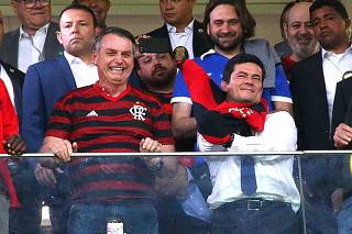 Presidente Jair Bolsonaro e o ministro Sergio Moro (Justiça), durante partida