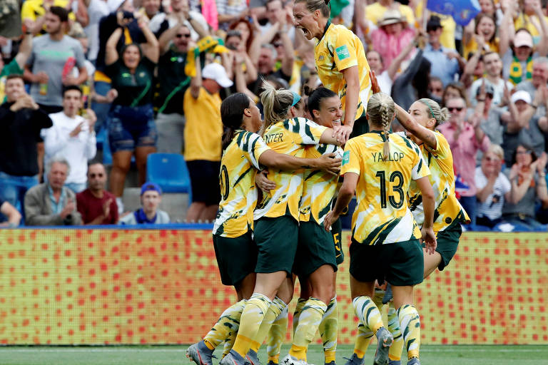 Jogadoras da Austrália comemoram gol contra o Brasil pela Copa do Mundo de 2019