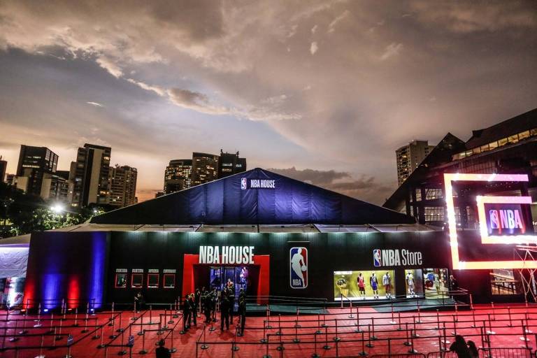 Fachada da NBA House, no estacionamento do Shopping Eldorado