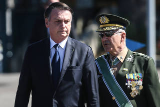 Bolsonaro é acompanhado pelo general Ramos em solenidade do Exército
