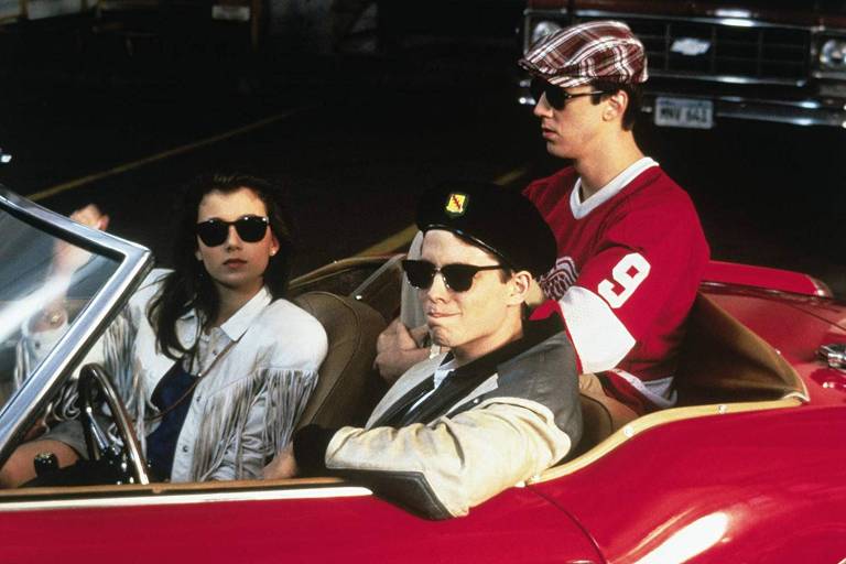 Mia Sara, Matthew Broderick e Alan Ruck no filme 'Curtindo a Vida Adoiado', em 1986