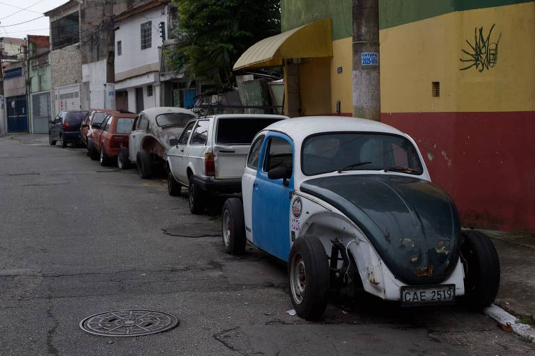 Carros abandonados na região da Vila Carrão (zona leste), na rua Cataldo Amodei