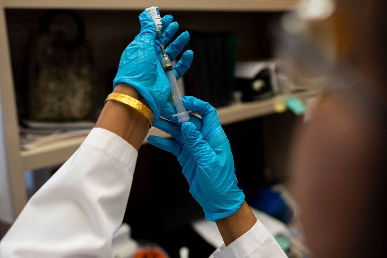 Enfermeira prepara vacina tríplice viral (caxumba, sarampo e rubéola) para ser aplicada no centro de saúde de Rockland County, em Nova York