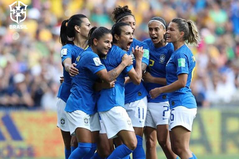 Marta comemora com as companheiras o seu gol contra a Austrália; a seleção feminina está na crista da onda, que deve baixar após a Copa