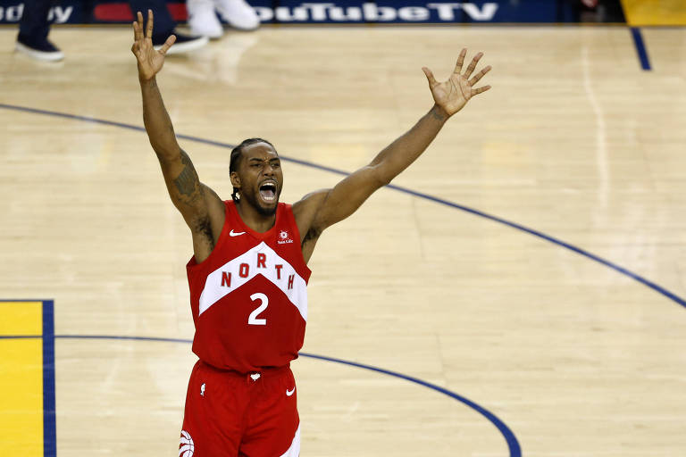 Kawhi Leonard, dos Raptors, comemora após o Toronto vencer o título da NBA