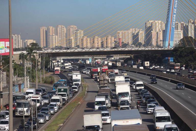 Trânsito na rodovia Presidente Dutra no sentido do aeroporto de Guarulhos