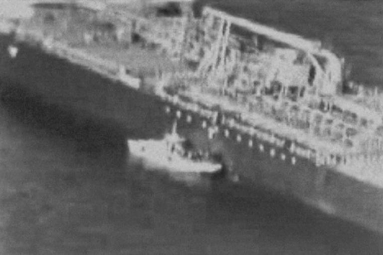 Captura de vídeo divulgado pelos EUA que mostraria bote da Guarda Revolucionária do Irã próximo a petroleiro japonês para remover mina que não explodiu