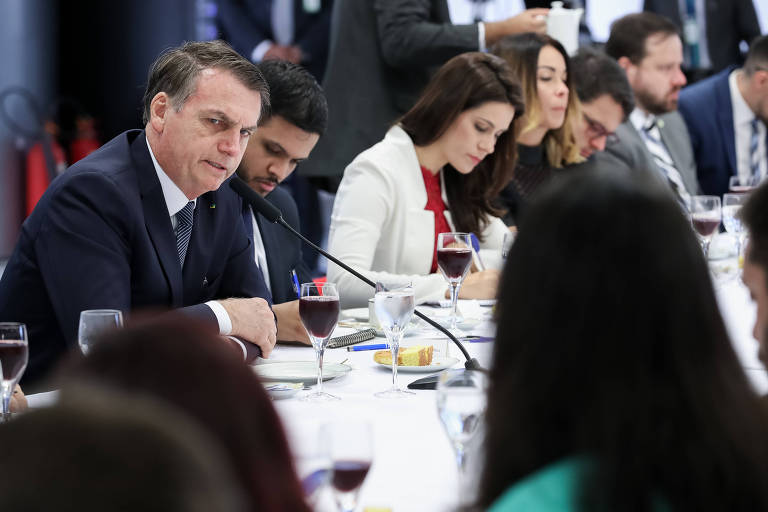 Jair Bolsonaro responde perguntas durante o café da manhã com jornalistas nesta sexta-feira (14)