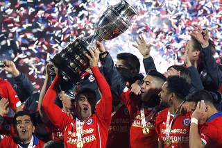 Chile celebrates with the trophy after defeating Argentina to win the Copa America 2015 final soccer match at the National Stadium in Santiago