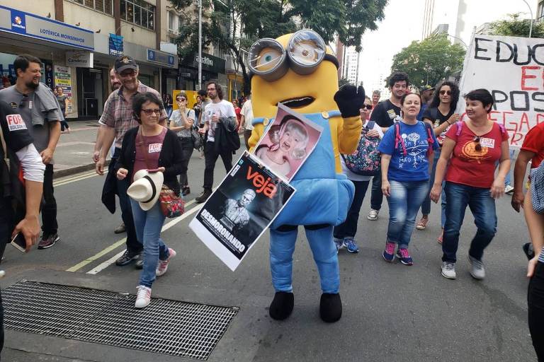 Manifestante vestido de Minion em protesto contra a reforma da Previdência em Curitiba 