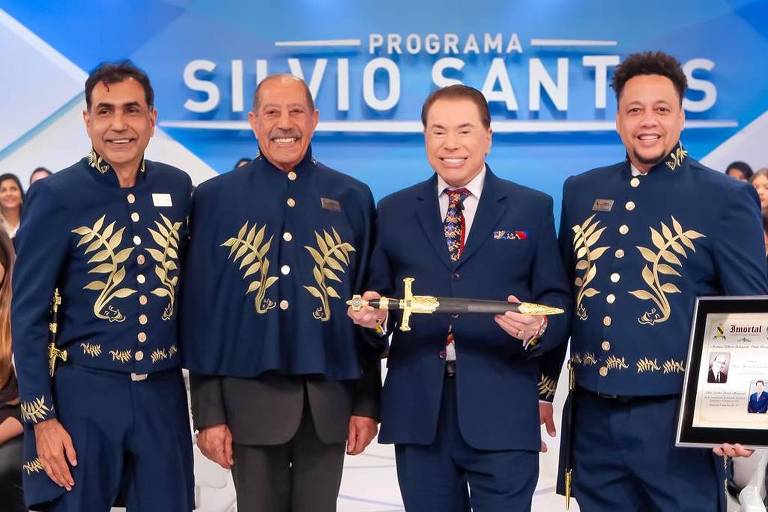 Silvio Santos recebe prêmio em seu próximo programa