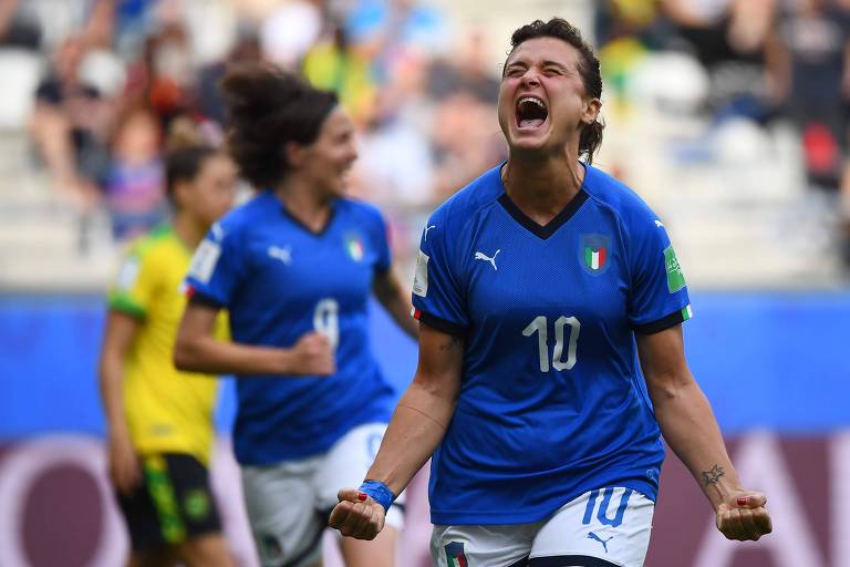 Atacante Cristiana Girelli celebra um dos gols que marcou na goleada da Itália sobre a Jamaica na Copa do Mundo de futebol feminino