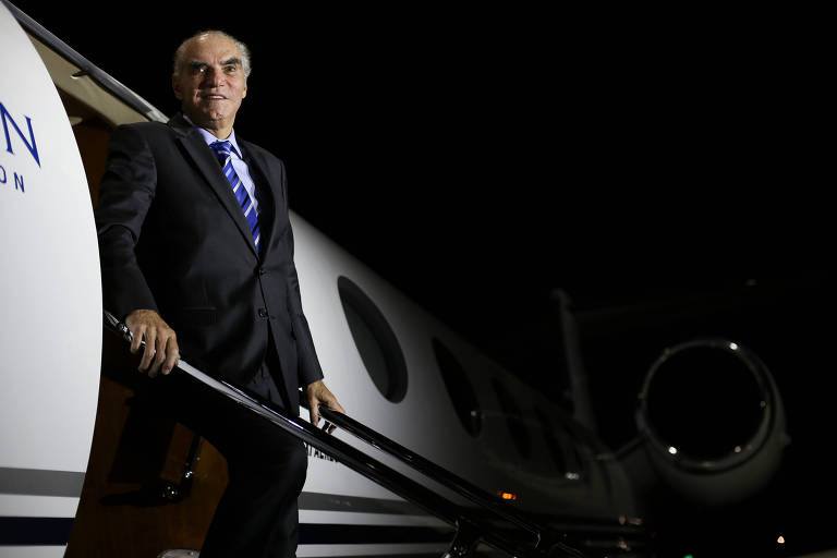 Michael Klein negocia venda de participação em empresa de táxi aéreo