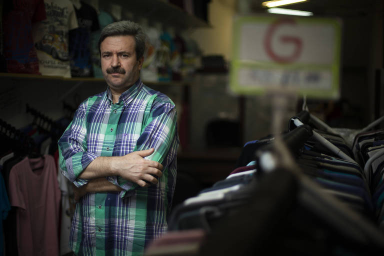 O turco Yakup Sagar em sua fábrica de camisetas no bairro do Brás, em São Paulo