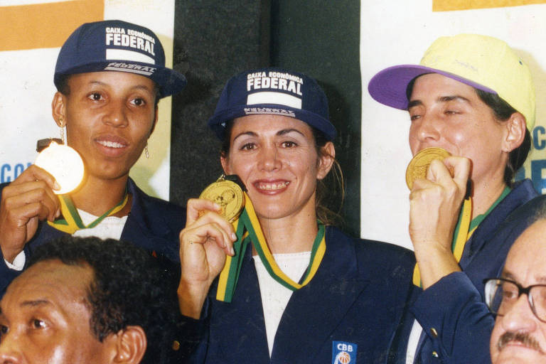 As jogadoras Janeth, Hortência e Paula, da seleção brasileira, posam para foto com medalha de ouro conquistada no Mundial de Basquete feminino na Austrália, em 1994