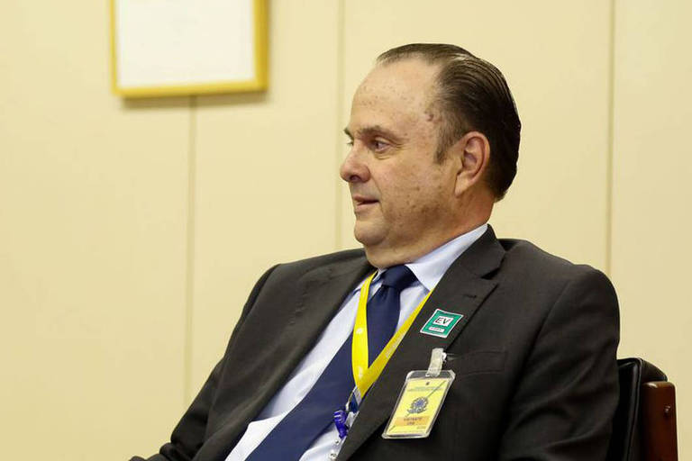 O embaixador Mario Vilalva foi demitido da presidência da Apex (Agência Brasileira de Promoção de Exportações e Investimentos) pelo ministro das Relações Exteriores, Ernesto Araújo, em 9 de abril, um dia depois de a Folha revelar que Araújo realizou uma manobra para retirar os poderes da presidência da Apex.