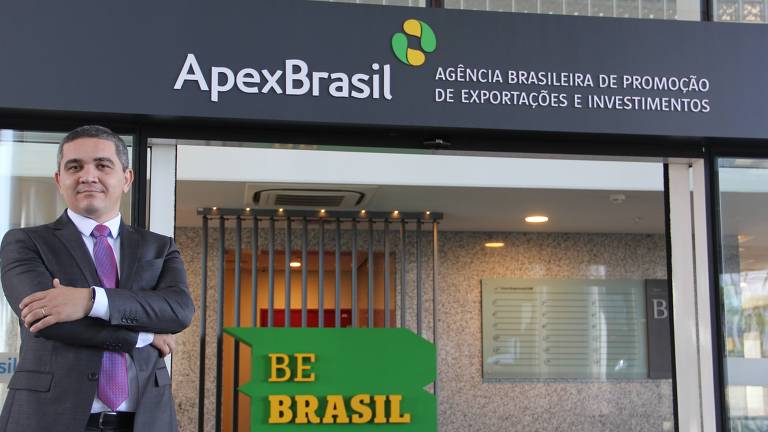 Sete dias depois de nomeado presidente da Apex (Agência de Promoção de Exportações do Brasil), Alecxandro Carreiro foi demitido em 9 de janeiro. No dia seguinte ao anúncio, Carreiro desafiou a decisão e cumpriu expediente normal na agência.