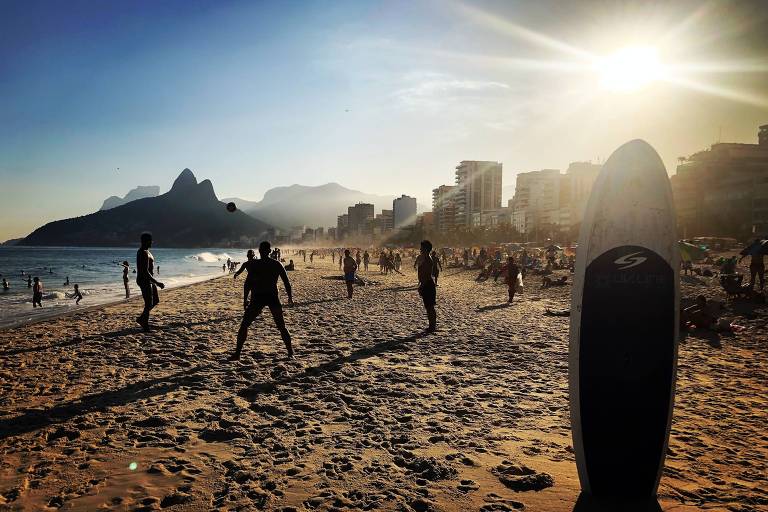 Fim de tarde na praia de Ipanema, no Rio