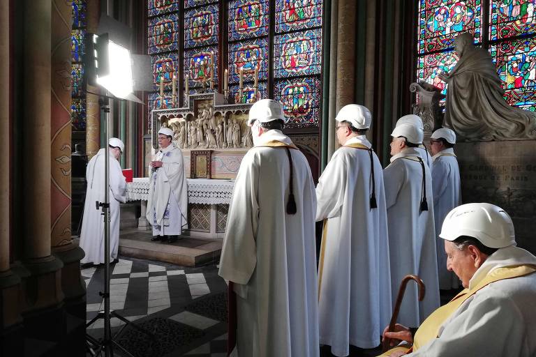 Primeira missa em Notre-Dame após o incêndio