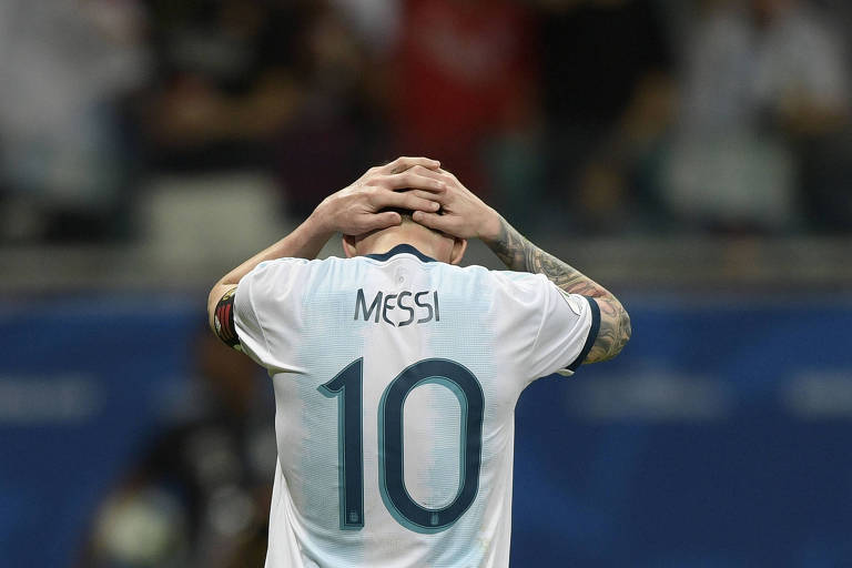 Lionel Messi, da Argentina, gesticula após perder uma oportunidade de gol contra a Colômbia durante partida da Copa América, na Arena Fonte Nova, em Salvador