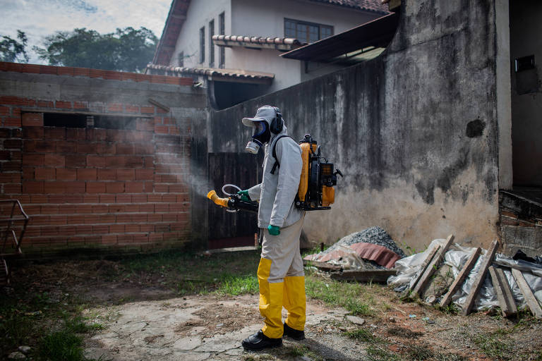 Funcionário da Prefeitura de São Paulo durante nebulização contra o mosquito da dengue na zona norte de São Paulo
