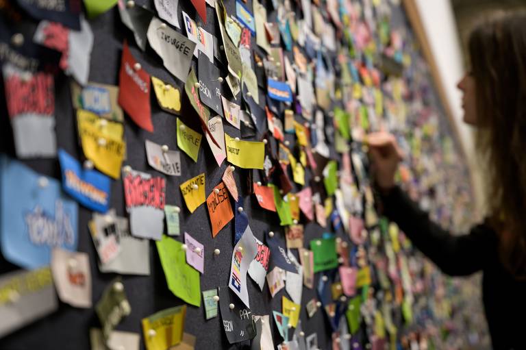 Visitante na instalação interativa "Bataille", de Rivane Neuenschwander