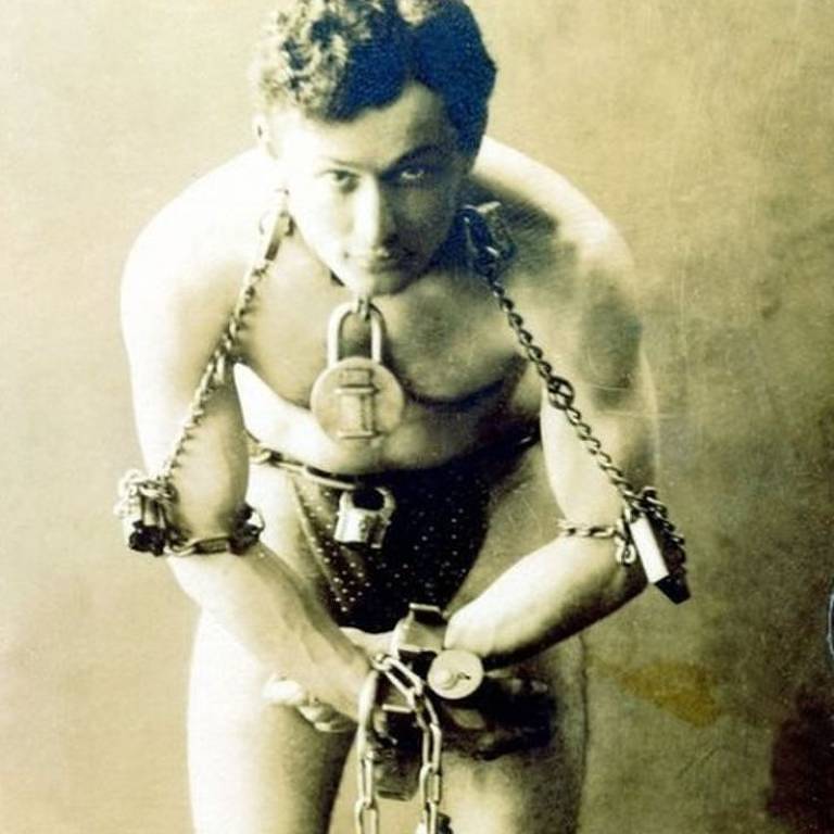 Harry Houdini foi um dos maiores ilusionistas da história. Ele viveu de 1874 a 1925