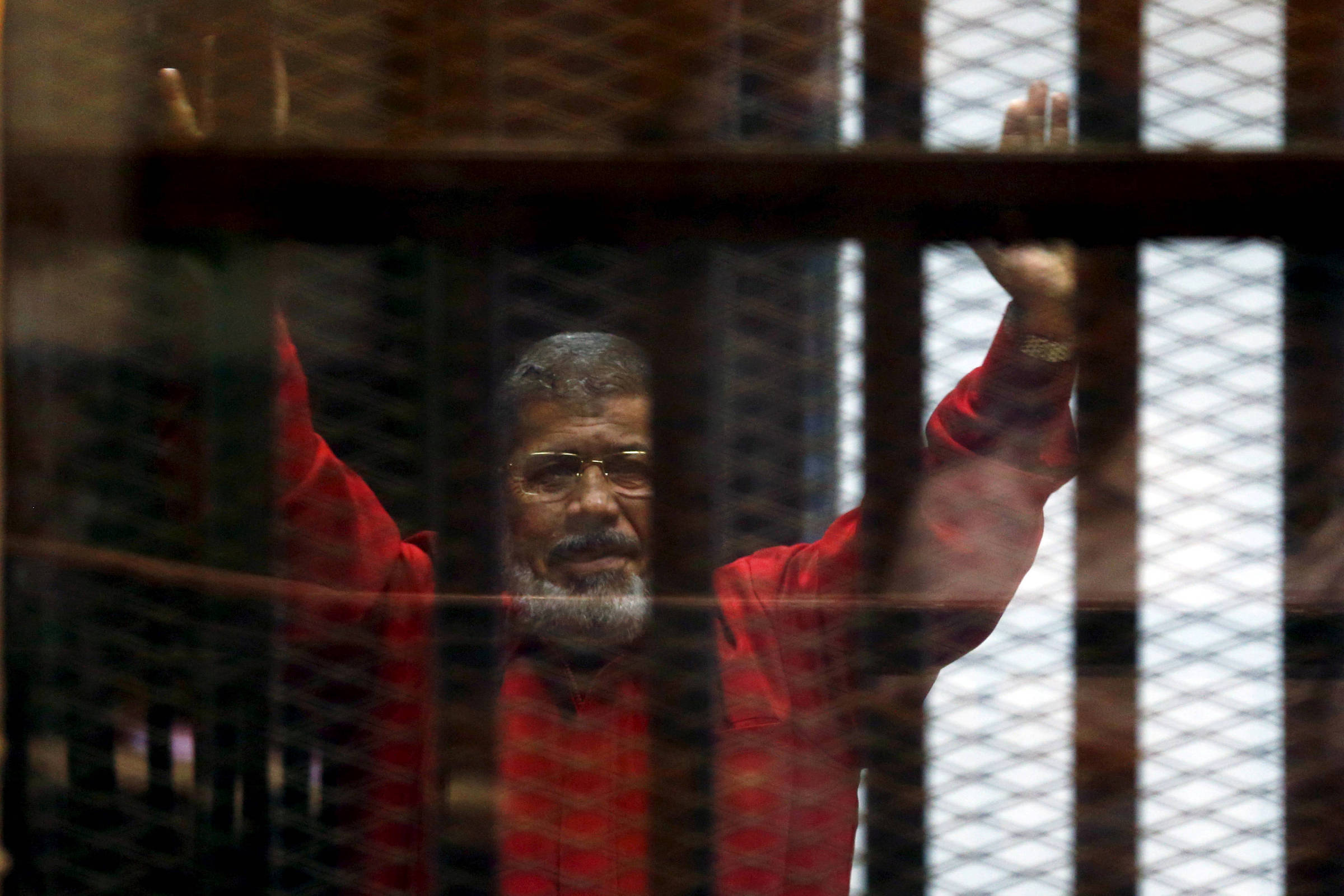 Ex-presidente do Egito passa mal e morre durante audiência em tribunal