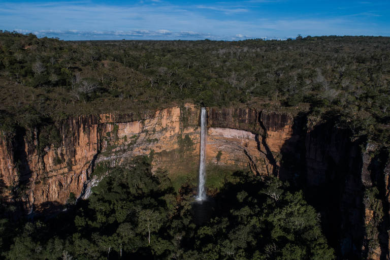 Vista da cachoeira Véu de Noiva, na Chapada dos Guimarães, no estado do Mato Grosso