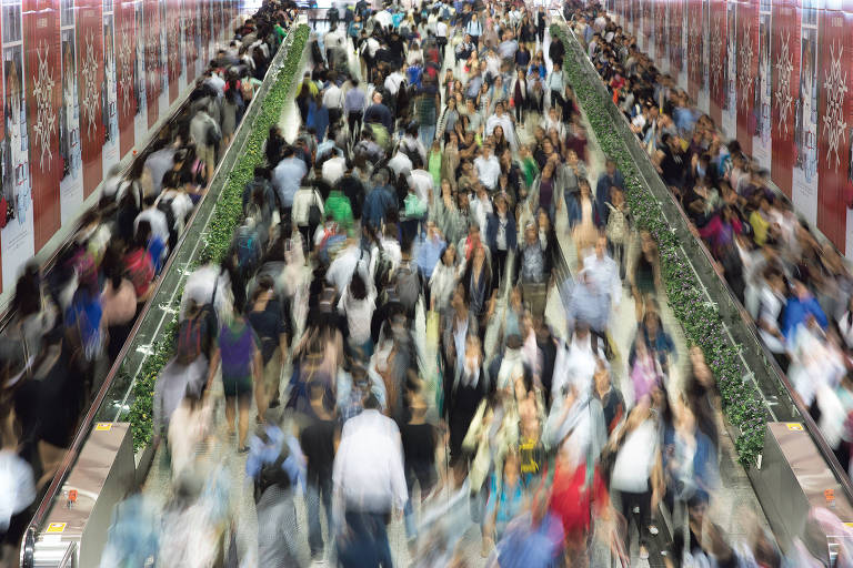 Multidão em Hong Kong; ásia é o continente mais populoso do mundo em 2019
