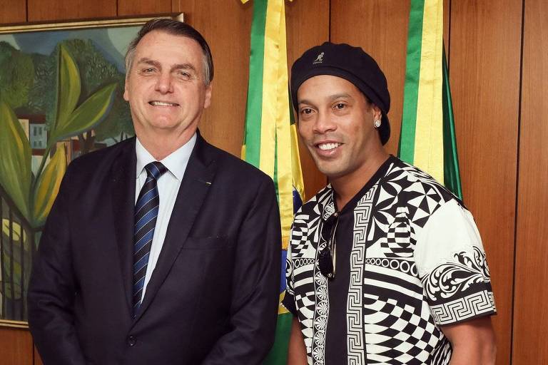 O presidente Jair Bolsonaro recebeu o ex-jogador Ronaldinho Gaúcho em Brasília, em junho